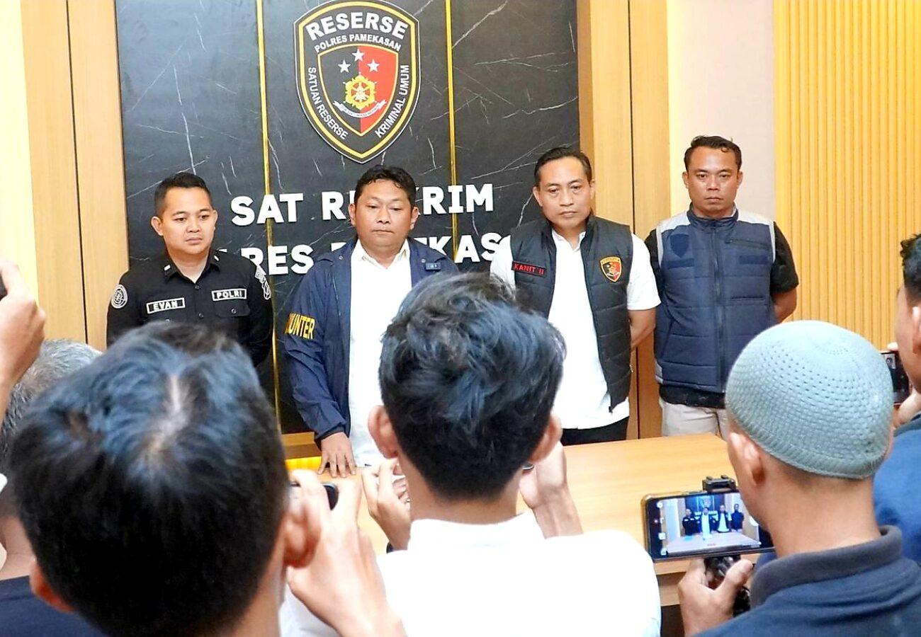 Petugas Satreskrim Polres Pamekasan memberikan keterangan kepada media terkait kasus dugaan perkosaan dan pelecehan seksual anak oleh oknum guru ngaji