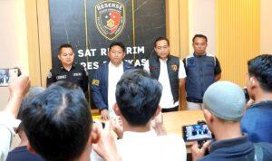 Petugas Satreskrim Polres Pamekasan memberikan keterangan kepada media terkait kasus dugaan perkosaan dan pelecehan seksual anak oleh oknum guru ngaji