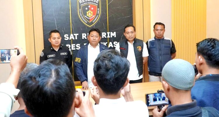 Petugas Satreskrim Polres Pamekasan memberikan keterangan kepada media terkait kasus dugaan perkosaan dan pelecehan seksual anak oleh oknum guru ngaji