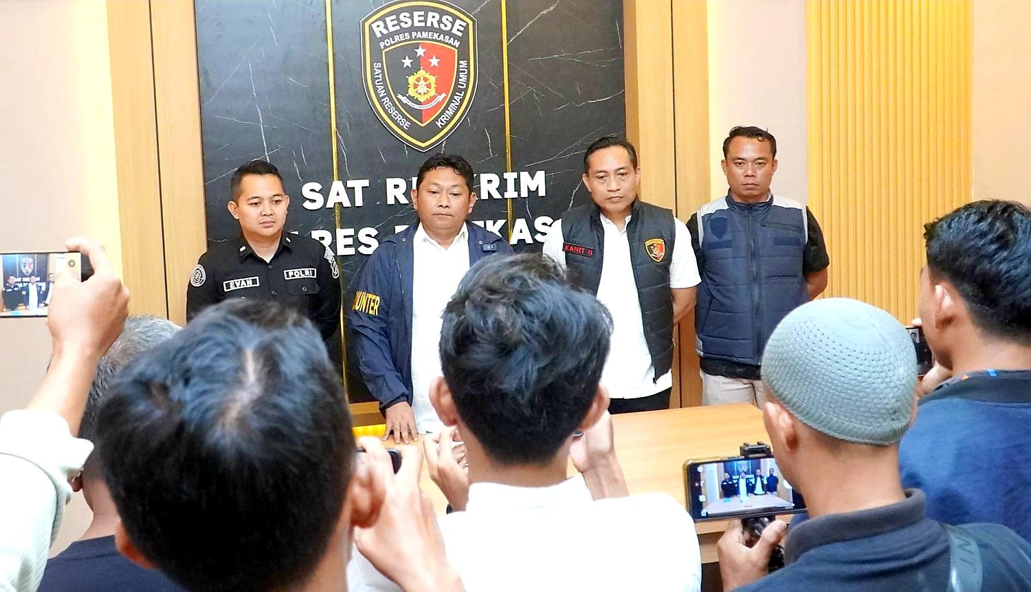 Petugas Satreskrim Polres Pamekasan memberikan keterangan kepada media terkait kasus dugaan perkosaan dan pelecehan seksual anak oleh oknum guru ngaji