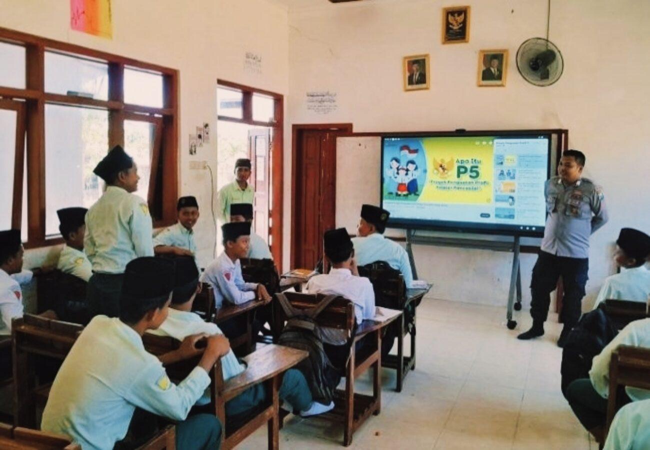 Personel Polres Pamekasan berinteraksi dengan santri di kelas saat edukasi tentang bahaya narkoba dan etika lalu lintas dalam program Police Goes to Pesantren