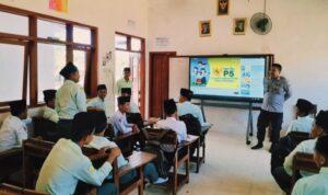Personel Polres Pamekasan berinteraksi dengan santri di kelas saat edukasi tentang bahaya narkoba dan etika lalu lintas dalam program Police Goes to Pesantren