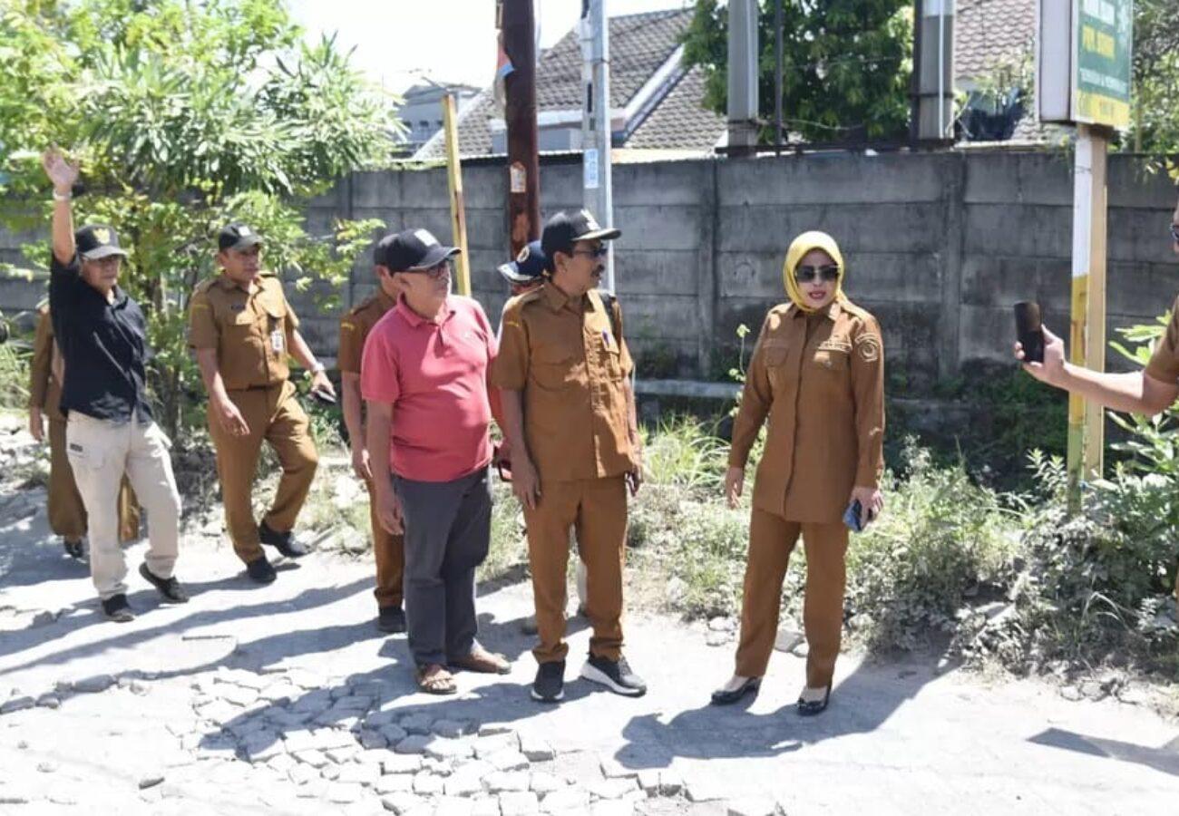 Wabup Sidoarjo meninjau kondisi jalan rusak Desa Bohar di Kecamatan Taman
