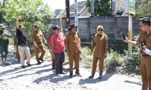 Wabup Sidoarjo meninjau kondisi jalan rusak Desa Bohar di Kecamatan Taman