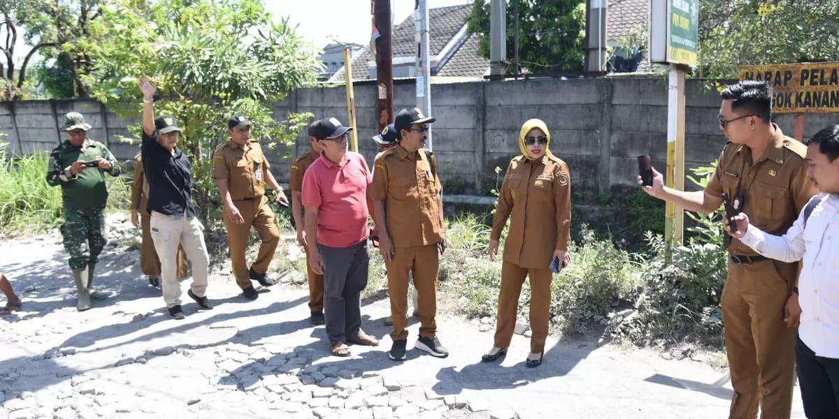 Wabup Sidoarjo meninjau kondisi jalan rusak Desa Bohar di Kecamatan Taman