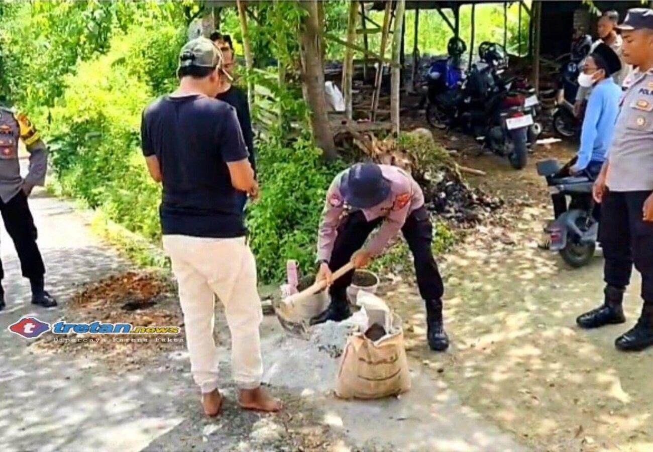 Polres Pamekasan bersama warga mengaduk semen saat gotong royong pembangunan jembatan desa di Proppo untuk akses sekolah dan ekonomi