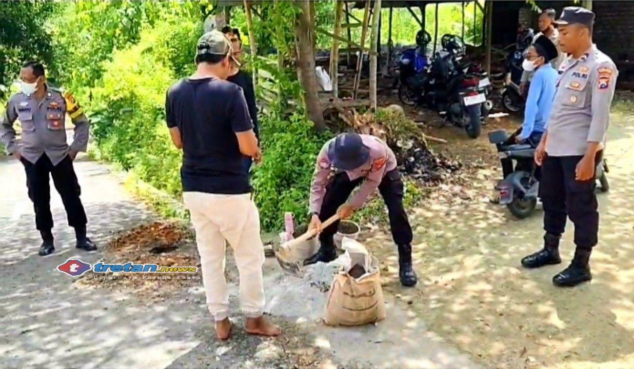 Polres Pamekasan bersama warga mengaduk semen saat gotong royong pembangunan jembatan desa di Proppo untuk akses sekolah dan ekonomi