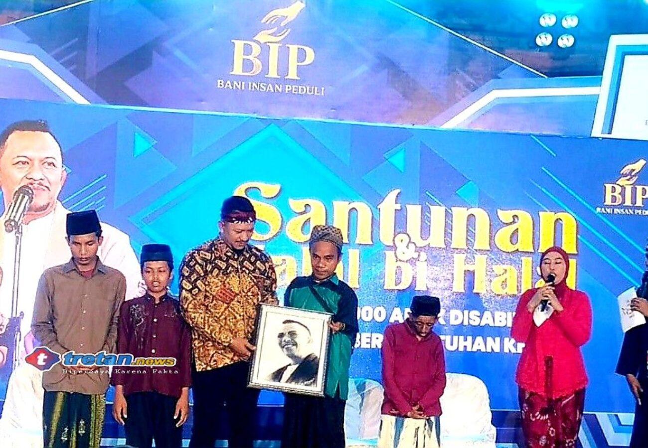 Kegiatan santunan 2000 anak disabilitas oleh BIP Foundation dalam acara halalbihalal di Gedung Bakorwil IV Pamekasan