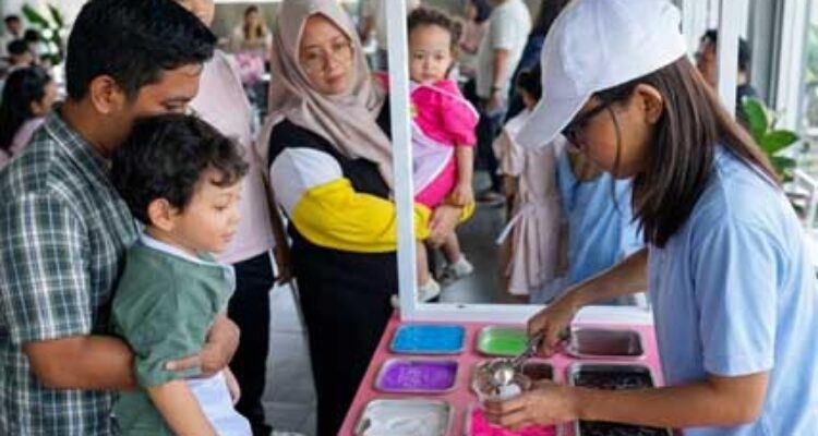 Keseruan bermain slime di BeSS Mansion Hotel Surabaya