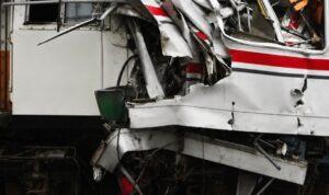 Evakuasi penumpang setelah tabrakan KA Argo Bromo Anggrek dan KRL Commuter Line di Stasiun Bekasi Timur Bekasi Jawa Barat