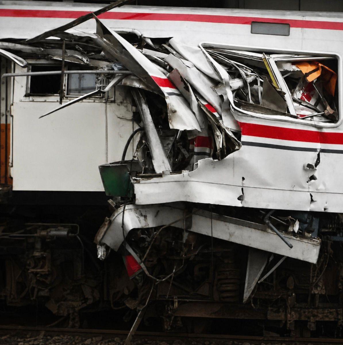 Evakuasi penumpang setelah tabrakan KA Argo Bromo Anggrek dan KRL Commuter Line di Stasiun Bekasi Timur Bekasi Jawa Barat