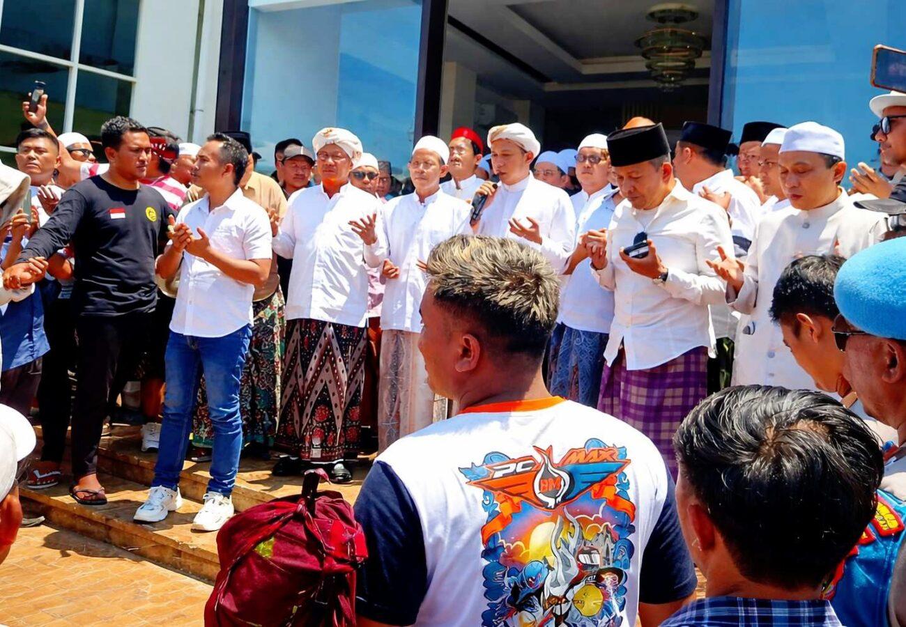 Ribuan warga dan ulama menyambut Haji Her di Pamekasan dengan doa dan istigatsah bersama
