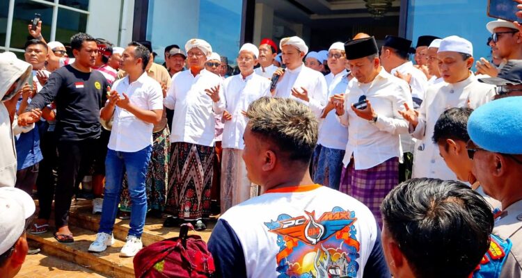 Ribuan warga dan ulama menyambut Haji Her di Pamekasan dengan doa dan istigatsah bersama