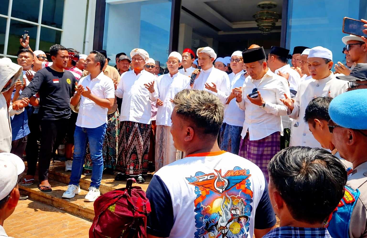 Ribuan warga dan ulama menyambut Haji Her di Pamekasan dengan doa dan istigatsah bersama