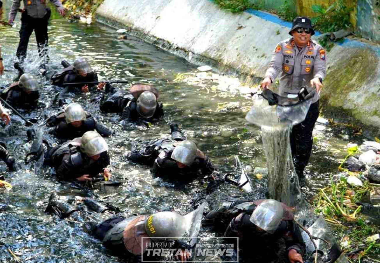 Kapolres Pamekasan memimpin pembinaan tradisi Bintara Remaja di Sungai Manten dalam rangka latihan PHH