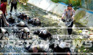 Kapolres Pamekasan memimpin pembinaan tradisi Bintara Remaja di Sungai Manten dalam rangka latihan PHH