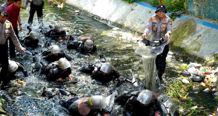 Kapolres Pamekasan memimpin pembinaan tradisi Bintara Remaja di Sungai Manten dalam rangka latihan PHH