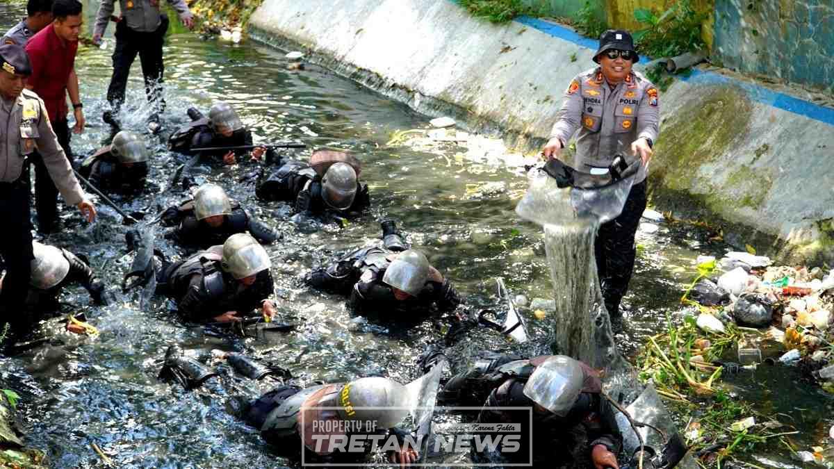 Kapolres Pamekasan memimpin pembinaan tradisi Bintara Remaja di Sungai Manten dalam rangka latihan PHH