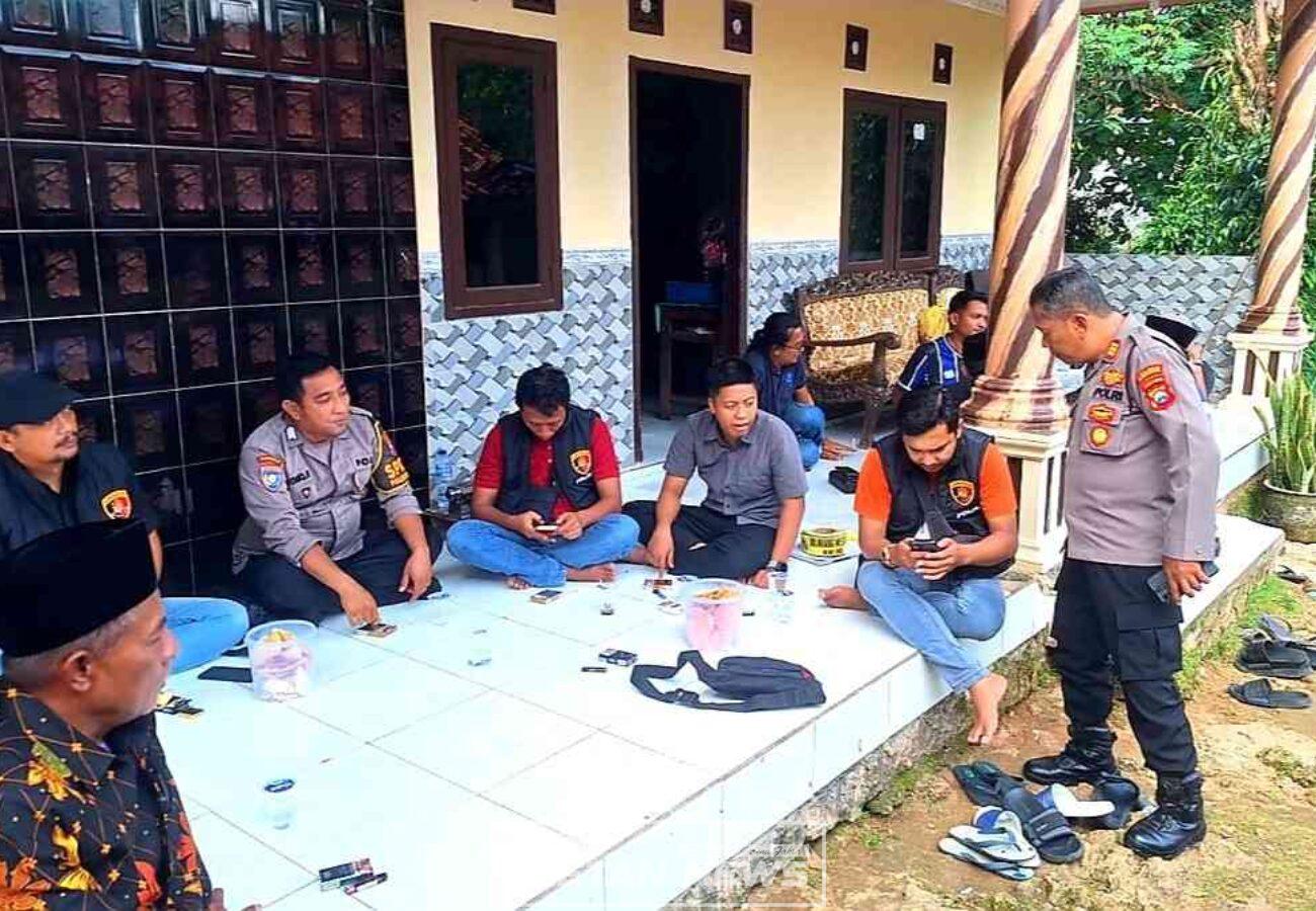 Petugas kepolisian melakukan olah TKP terkait dugaan serangan monyet lepas yang menewaskan seorang bocah di Pasean, Pamekasan