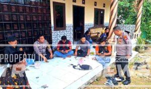 polisi-olah-tkp-serangan-monyet-pamekasan.jpg Petugas kepolisian melakukan olah TKP terkait dugaan serangan monyet lepas yang menewaskan seorang bocah di Pasean, Pamekasan