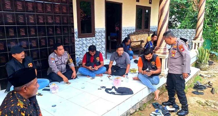 Petugas kepolisian melakukan olah TKP terkait dugaan serangan monyet lepas yang menewaskan seorang bocah di Pasean, Pamekasan