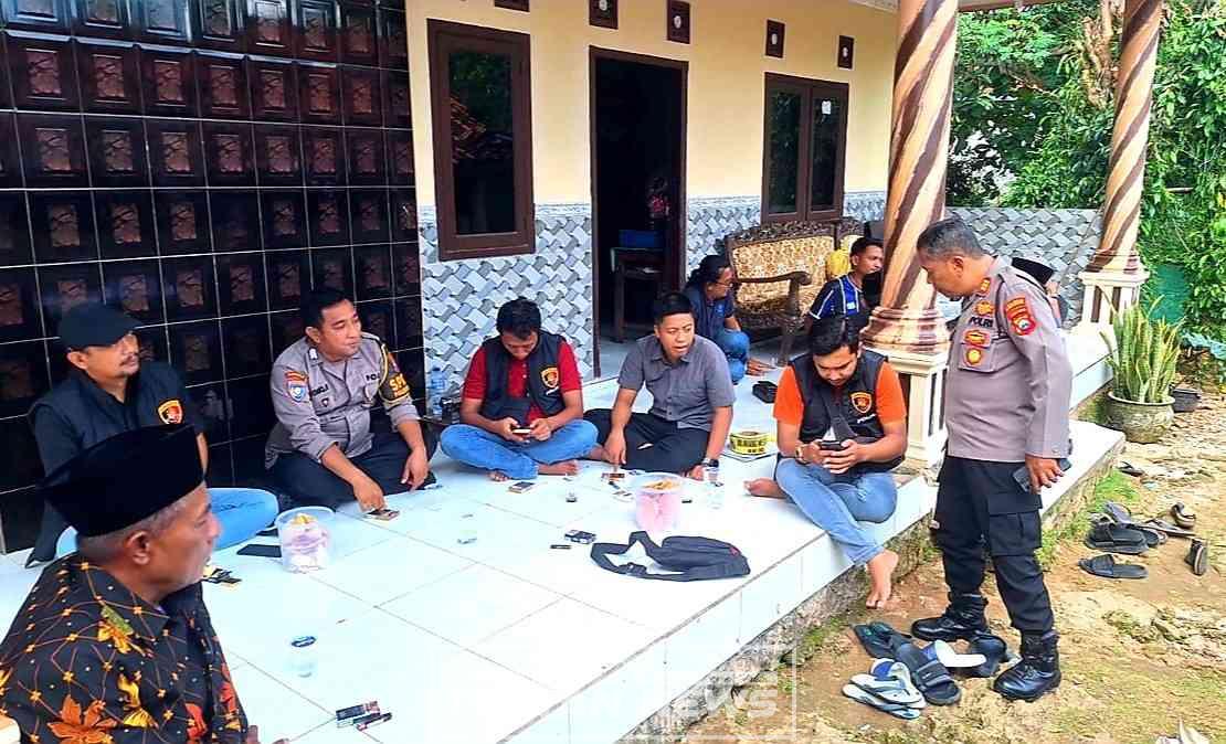 Petugas kepolisian melakukan olah TKP terkait dugaan serangan monyet lepas yang menewaskan seorang bocah di Pasean, Pamekasan