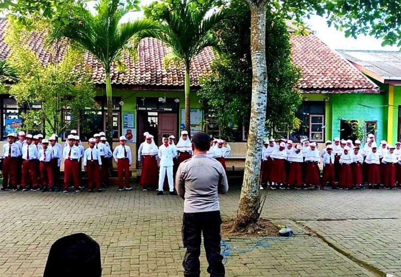 Polisi menjadi pembina upacara dalam program Polisi Masuk Sekolah di Pamekasan untuk edukasi disiplin, anti bullying, dan bahaya narkoba kepada pelajar
