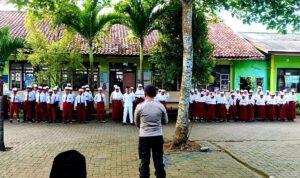 Polisi menjadi pembina upacara dalam program Polisi Masuk Sekolah di Pamekasan untuk edukasi disiplin, anti bullying, dan bahaya narkoba kepada pelajar