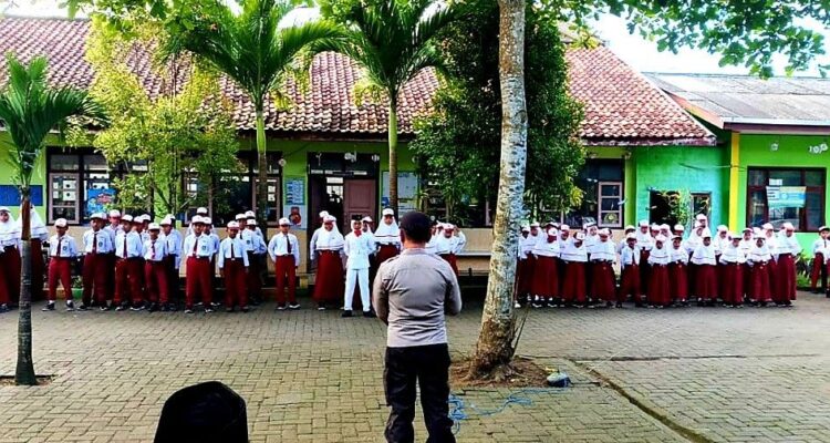 Polisi menjadi pembina upacara dalam program Polisi Masuk Sekolah di Pamekasan untuk edukasi disiplin, anti bullying, dan bahaya narkoba kepada pelajar