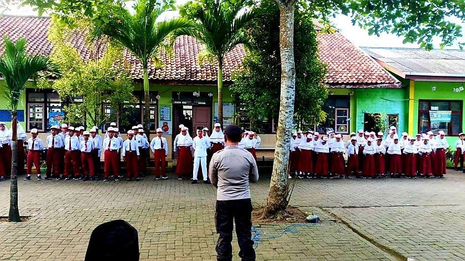 Polisi menjadi pembina upacara dalam program Polisi Masuk Sekolah di Pamekasan untuk edukasi disiplin, anti bullying, dan bahaya narkoba kepada pelajar