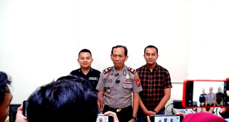 Kapolsek Tlanakan AKP Tamsil Efendi saat memberikan keterangan pers terkait kasus penggelapan sepeda motor di Pamekasan yang telah naik ke tahap penyidikan