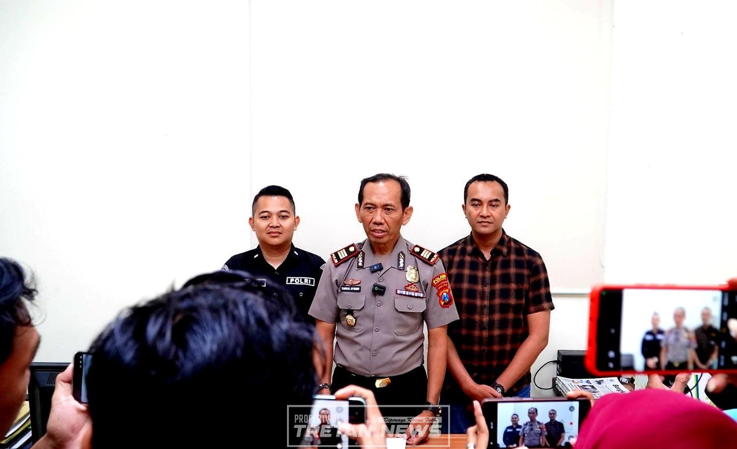 Kapolsek Tlanakan AKP Tamsil Efendi saat memberikan keterangan pers terkait kasus penggelapan sepeda motor di Pamekasan yang telah naik ke tahap penyidikan