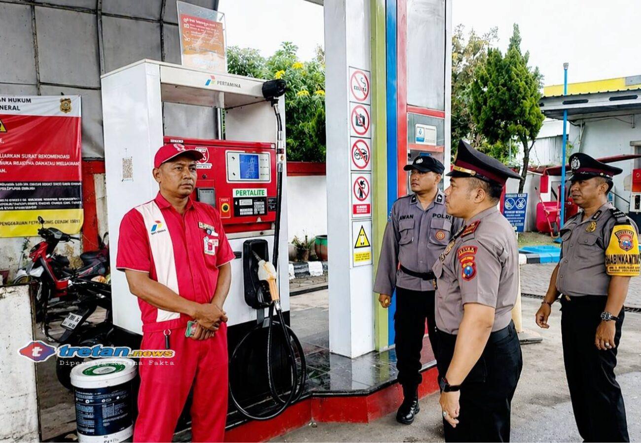 Polisi melakukan pengawasan di SPBU Pamekasan untuk memastikan distribusi BBM berjalan lancar dan mencegah penimbunan