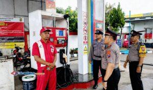 Polisi melakukan pengawasan di SPBU Pamekasan untuk memastikan distribusi BBM berjalan lancar dan mencegah penimbunan