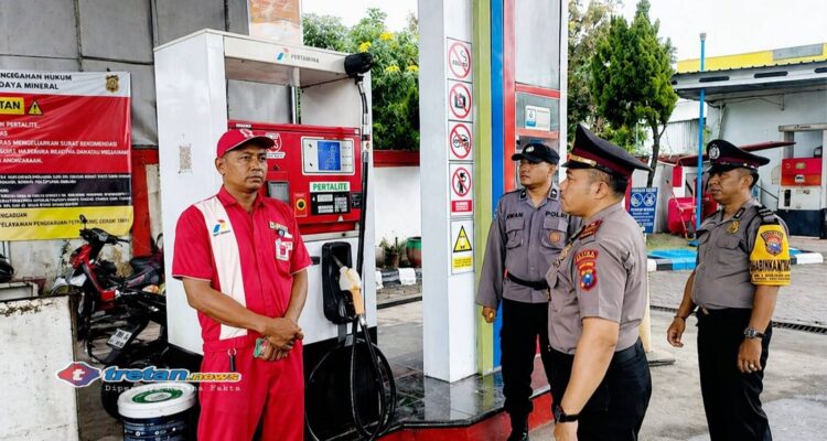 Polisi melakukan pengawasan di SPBU Pamekasan untuk memastikan distribusi BBM berjalan lancar dan mencegah penimbunan
