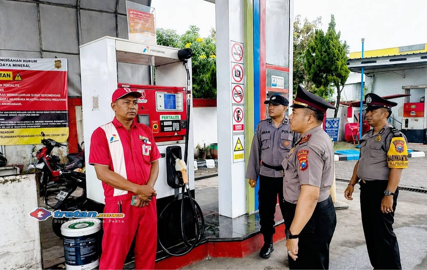 Polisi melakukan pengawasan di SPBU Pamekasan untuk memastikan distribusi BBM berjalan lancar dan mencegah penimbunan