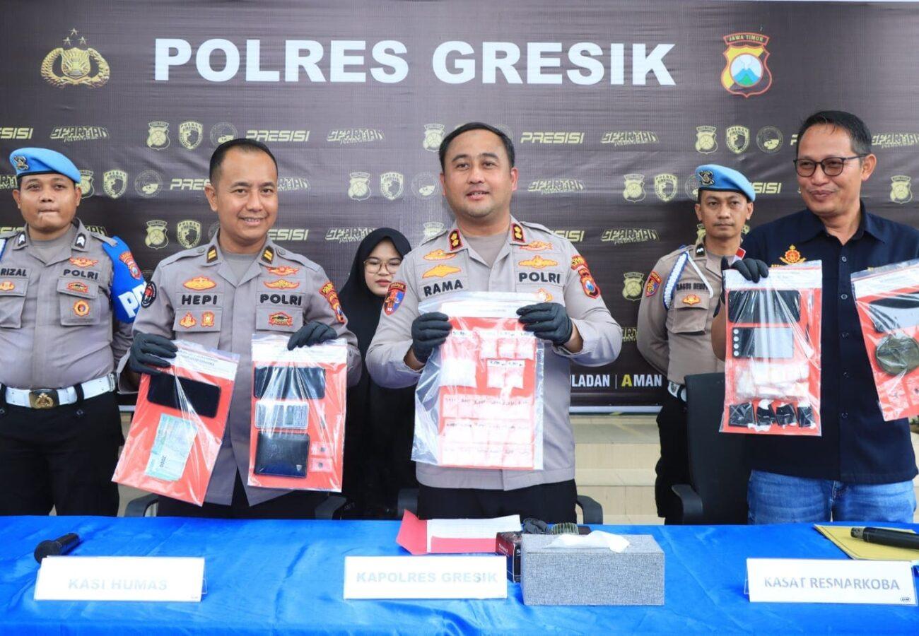 Petugas Polres Gresik menunjukkan barang bukti sabu hasil pengungkapan jaringan narkoba Gresik Surabaya