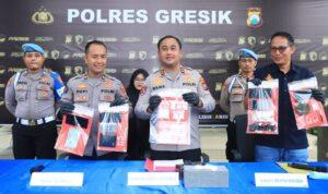 Petugas Polres Gresik menunjukkan barang bukti sabu hasil pengungkapan jaringan narkoba Gresik Surabaya