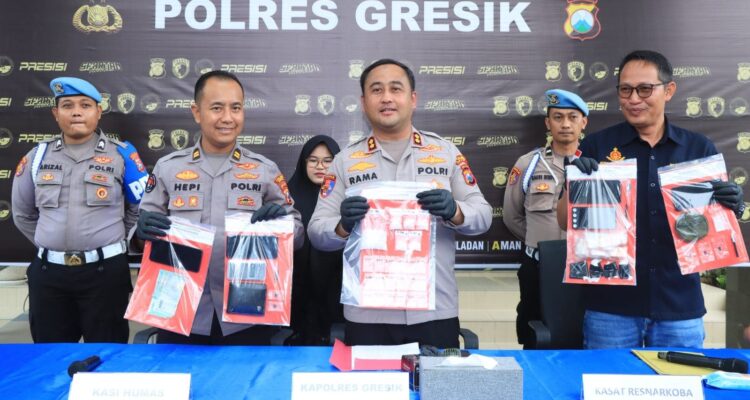 Petugas Polres Gresik menunjukkan barang bukti sabu hasil pengungkapan jaringan narkoba Gresik Surabaya