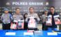 Petugas Polres Gresik menunjukkan barang bukti sabu hasil pengungkapan jaringan narkoba Gresik Surabaya