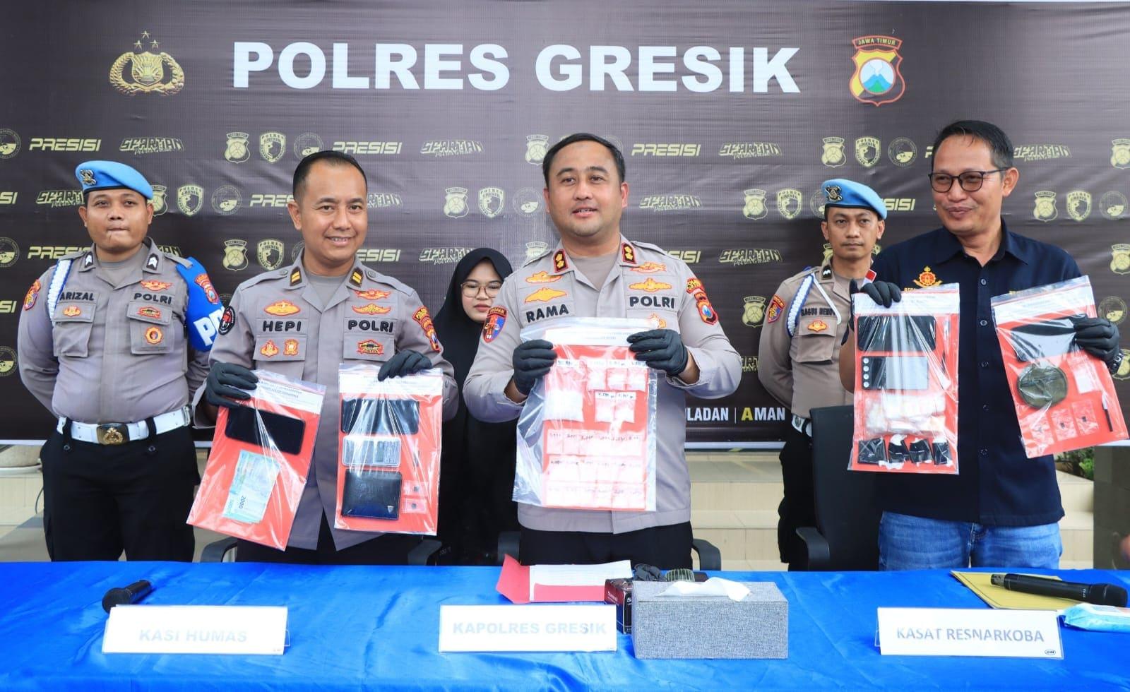 Petugas Polres Gresik menunjukkan barang bukti sabu hasil pengungkapan jaringan narkoba Gresik Surabaya