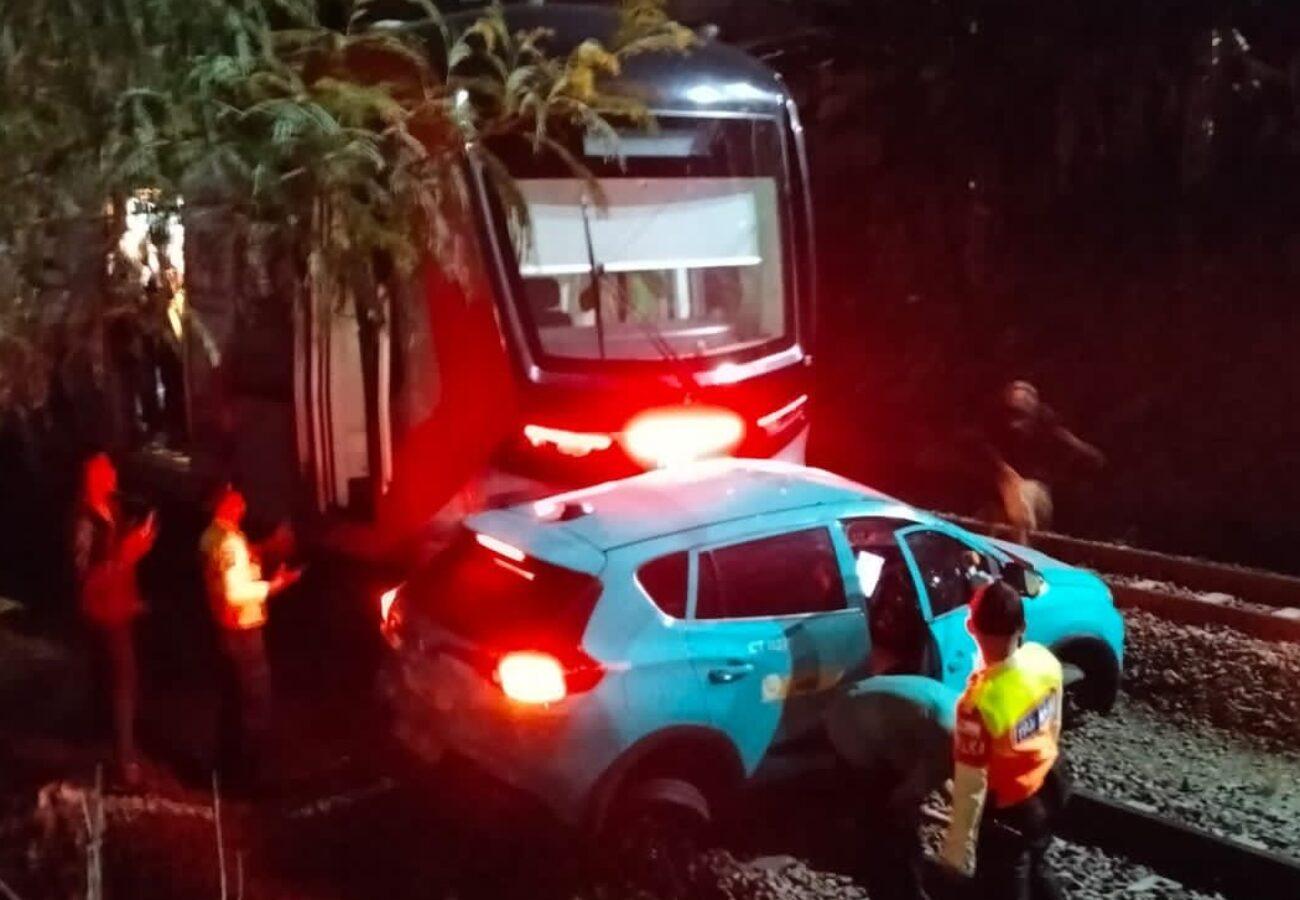 Taksi listrik rusak di rel setelah tertabrak KRL di Stasiun Bekasi Timur