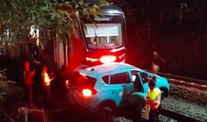 Taksi listrik rusak di rel setelah tertabrak KRL di Stasiun Bekasi Timur