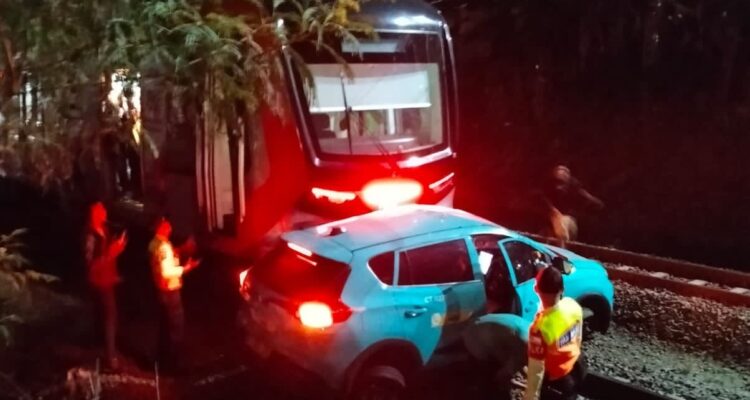 Taksi listrik rusak di rel setelah tertabrak KRL di Stasiun Bekasi Timur