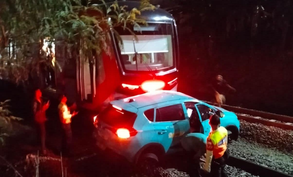 Taksi listrik rusak di rel setelah tertabrak KRL di Stasiun Bekasi Timur