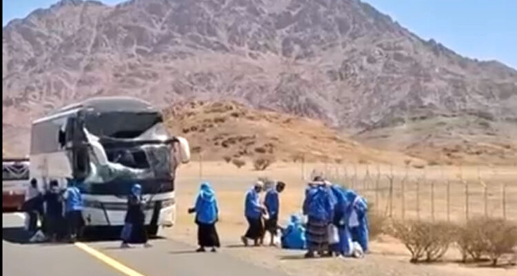 Bus jemaah haji Probolinggo mengalami insiden di kawasan Jabal Magnet Madinah, seluruh penumpang dipastikan selamat.