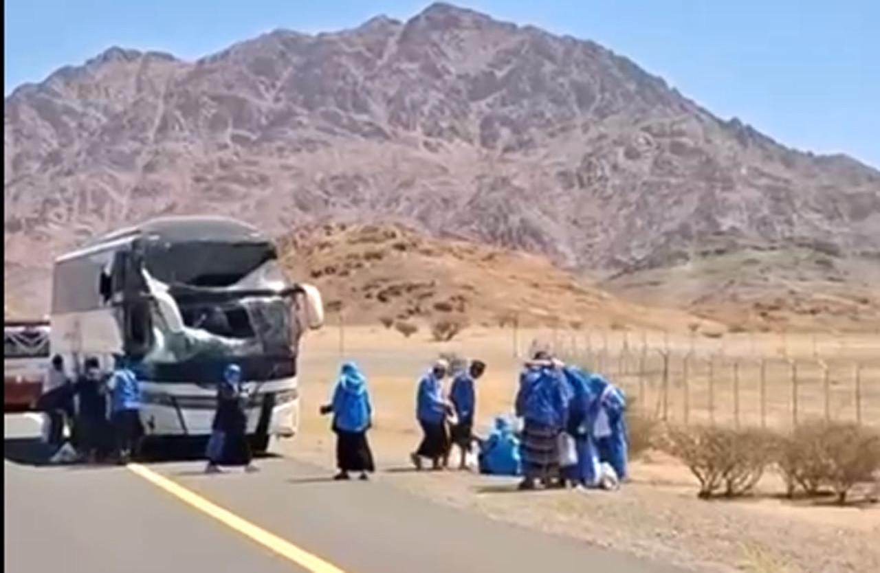 Bus jemaah haji Probolinggo mengalami insiden di kawasan Jabal Magnet Madinah, seluruh penumpang dipastikan selamat.