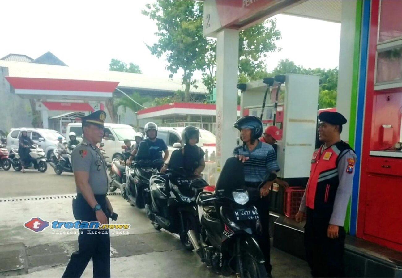 Polisi memantau aktivitas pengisian bahan bakar di SPBU wilayah Pamekasan guna memastikan stok BBM aman dan distribusi berjalan lancar