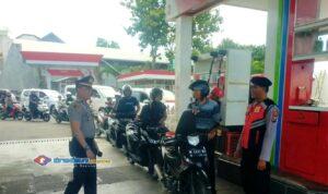 Polisi memantau aktivitas pengisian bahan bakar di SPBU wilayah Pamekasan guna memastikan stok BBM aman dan distribusi berjalan lancar