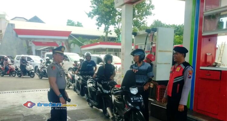 Polisi memantau aktivitas pengisian bahan bakar di SPBU wilayah Pamekasan guna memastikan stok BBM aman dan distribusi berjalan lancar